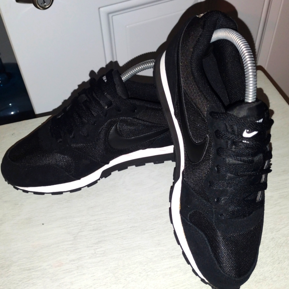 Nike Women's Md Runner 2 Running Shoe size 8.5